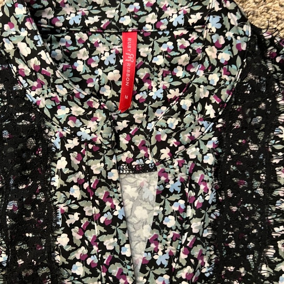 RUBY RIBBON FLORAL & LACE SLEEVELESS BLOUSE - Picture 2 of 4